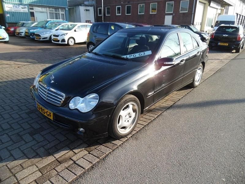 Zwart Occasion 2005 Mercedes C180 Classic Sedan | € 2.650 (Eerlijke prijs) - Afbeelding 1/4
