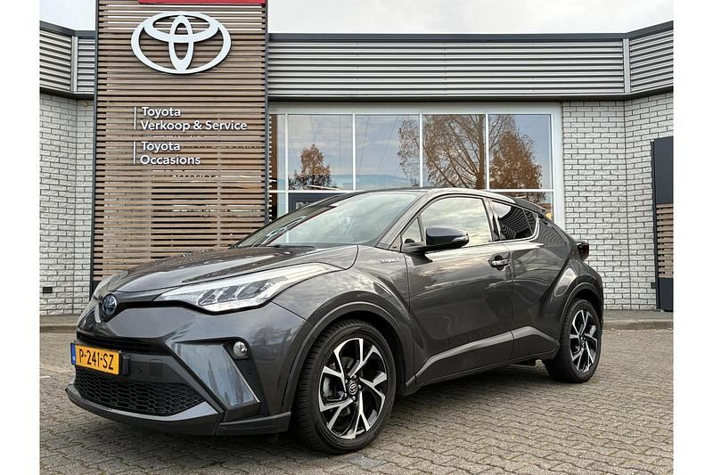 Grijs Gebruikt 2022 Toyota C-HR+ SUV | € 22.499 (Eerlijke prijs) - Afbeelding 1/1