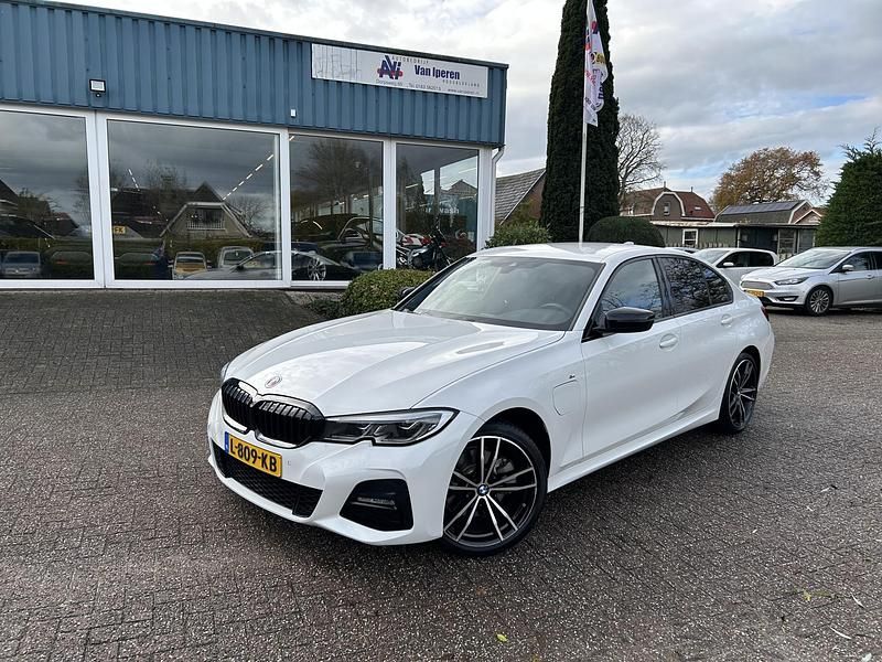 Wit Occasion 2021 BMW 320e Basis Sedan | € 29.995 (Eerlijke prijs) - Afbeelding 1/4