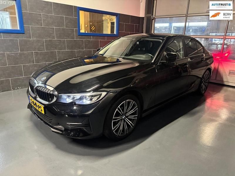 Zwart Gebruikt 2021 BMW 318 Sport Line Sedan | € 23.950 (Super prijs) - Afbeelding 1/4
