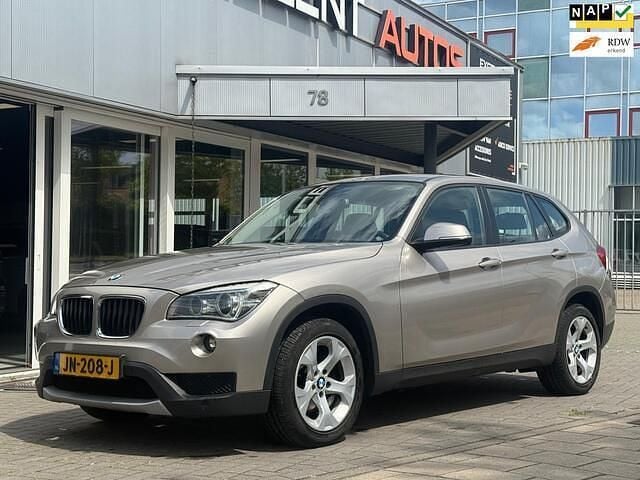Grijs, metallic lak Gebruikt 2013 BMW X1 Sport Line SUV | € 9.950 (Eerlijke prijs) - Afbeelding 1/4
