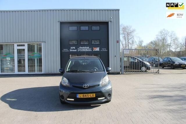 Grijs Gebruikt 2012 Toyota Aygo Hatchback | € 3.799 (Eerlijke prijs) - Afbeelding 1/4