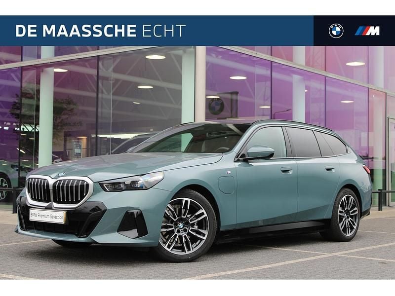 Groen Gebruikt 2025 BMW 530e M Sport Stationwagen | € 66.950 - Afbeelding 1/4