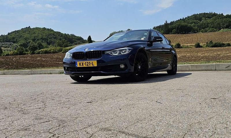 Blauw Gebruikt 2016 BMW 330 Sedan | € 17.950 (Goede deal) - Afbeelding 1/4