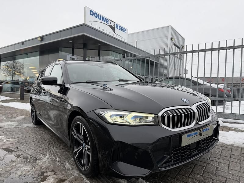 Zwart Occasion 2025 BMW 330e M Sport Stationwagen | € 39.950 - Afbeelding 1/4