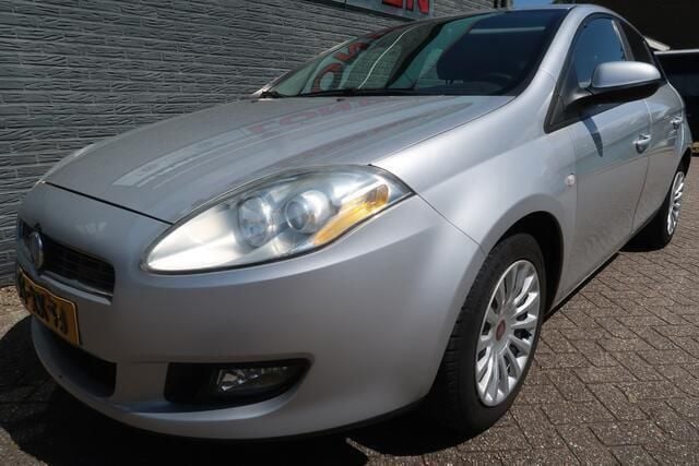 Grijs, metallic lak Gebruikt 2007 Fiat Bravo Dynamic Hatchback | € 2.222 (Eerlijke prijs) - Afbeelding 1/4