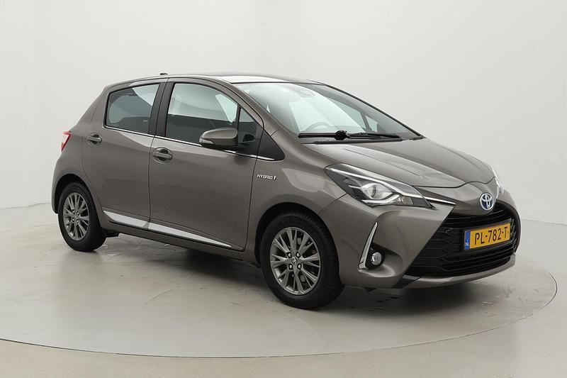 Grijs Gebruikt 2017 Toyota Yaris Hybrid Executive Hatchback | € 14.999 (Iets duurder) - Afbeelding 1/4