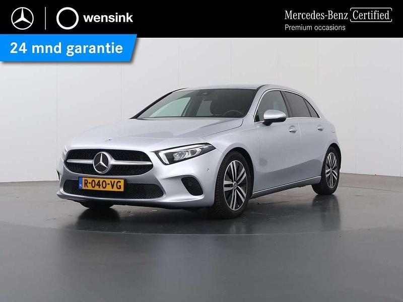 Grijs Gebruikt 2022 Mercedes A180 Premium Hatchback | € 27.850 (Goede deal) - Afbeelding 1/4