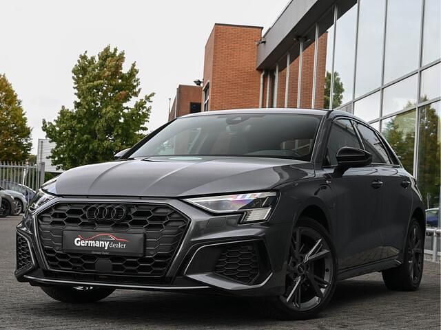 Grijs Gebruikt 2022 Audi A3 Sportback Competition Hatchback | € 31.949 (Eerlijke prijs) - Afbeelding 1/4