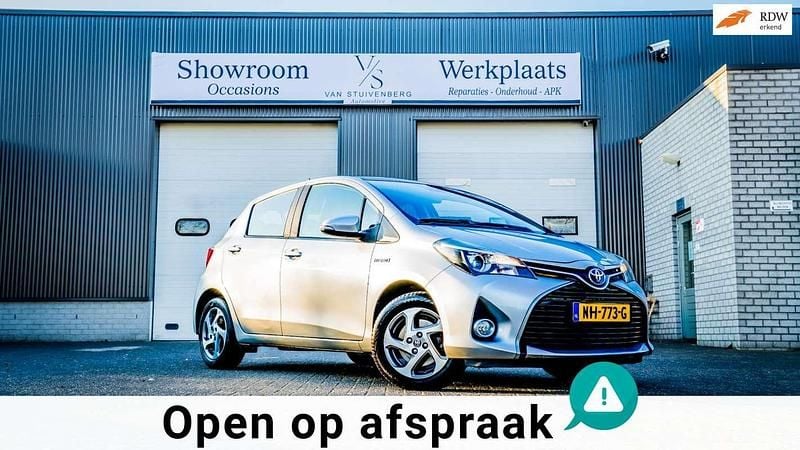 Grijs Gebruikt 2016 Toyota Yaris Hybrid Trend Hatchback | € 10.750 (Super prijs) - Afbeelding 1/4