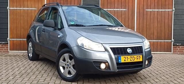 Grijs (metallic) Gebruikt 2007 Fiat Sedici Dynamic SUV | € 3.650 (Eerlijke prijs) - Afbeelding 1/4