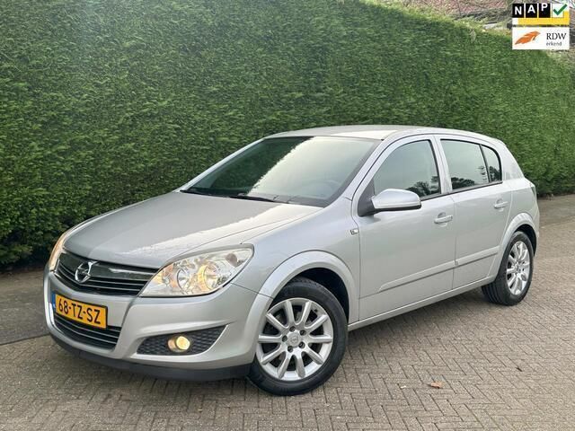 Grijs Gebruikt 2007 Opel Astra Hatchback | € 3.500 (Iets duurder) - Afbeelding 1/4
