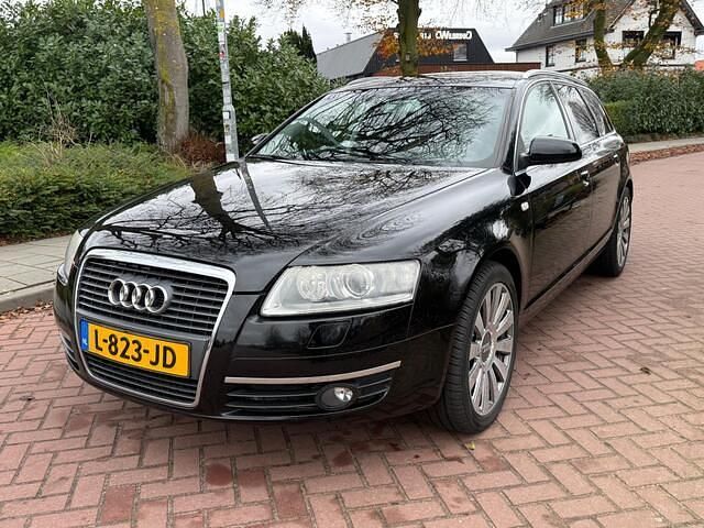Zwart (metallic) Occasion 2006 Audi A6 Comfort Stationwagen | € 3.950 (Eerlijke prijs) - Afbeelding 1/4