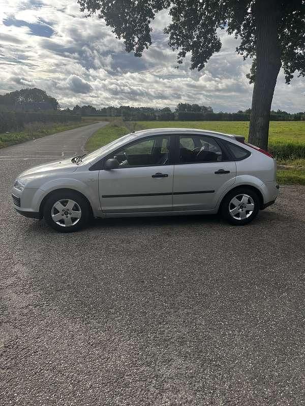 Grijs Gebruikt 2005 Ford Focus Hatchback | € 1.100 (Super prijs) - Afbeelding 1/4