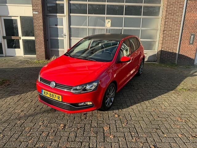 Rood Occasion 2016 VW Polo Highline Hatchback | € 7.749 (Eerlijke prijs) - Afbeelding 1/4