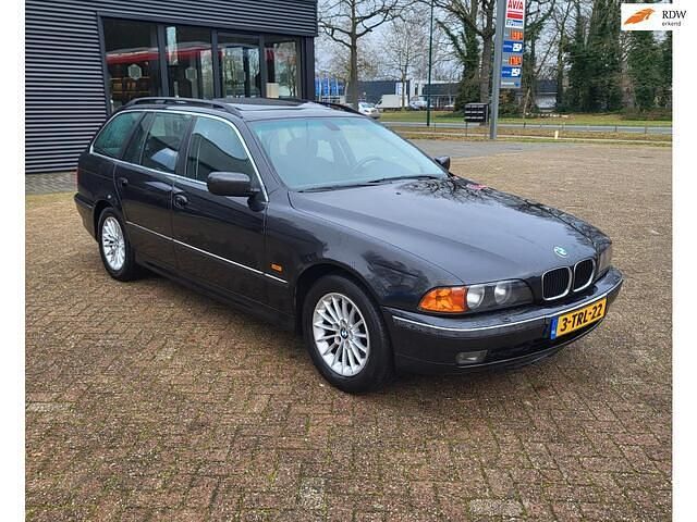 Zwart (metallic) Occasion 2000 BMW 520 Stationwagen | € 2.795 (Eerlijke prijs) - Afbeelding 1/4