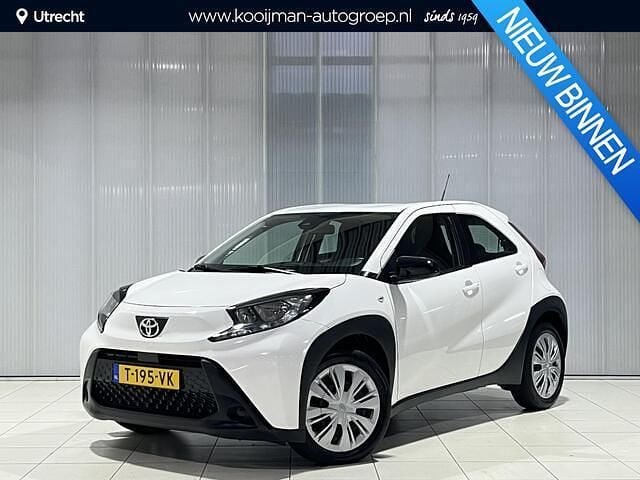 (040) Gebruikt 2022 Toyota Aygo Play Hatchback | € 18.400 (Eerlijke prijs) - Afbeelding 1/4