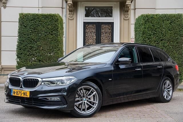 Zwart Gebruikt 2017 BMW 530 Executive Stationwagen | € 22.940 (Eerlijke prijs) - Afbeelding 1/4