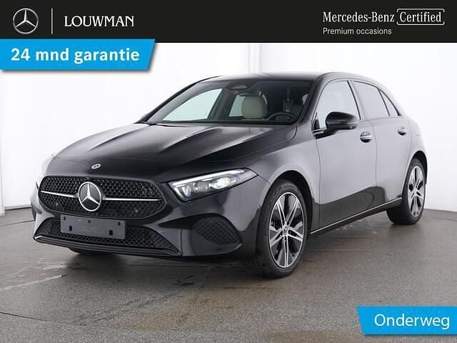 Donker nachtzwart Gebruikt 2024 Mercedes A250 Night Hatchback | € 38.945 (Eerlijke prijs) - Afbeelding 1/4