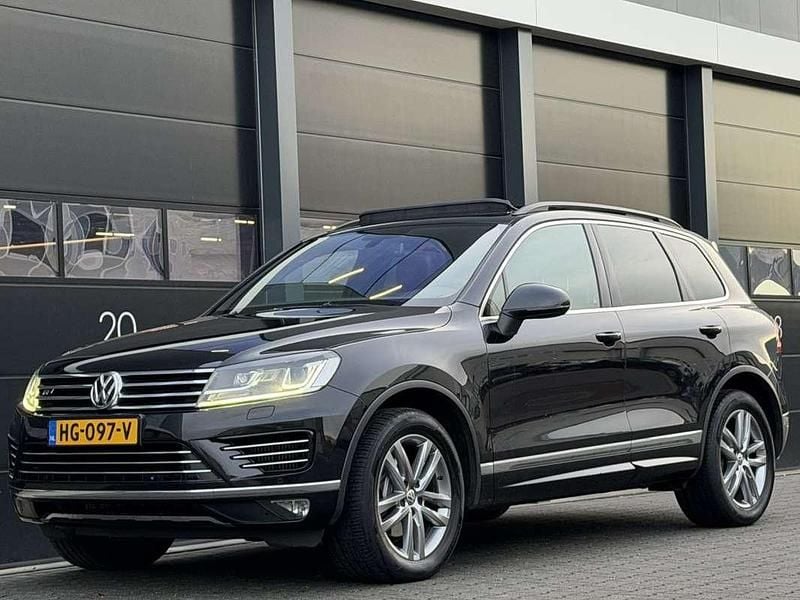 Zwart Occasion 2015 VW Touareg R-line SUV | € 14.950 - Afbeelding 1/4