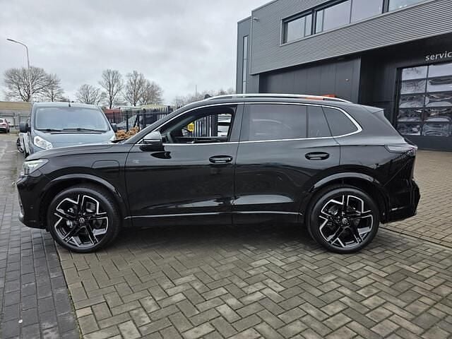 Nieuw VW Tiguan R-line Edition 150 PK (110 kW) 2025 Zwart (metallic) SUV