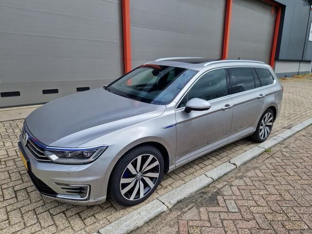 Grijs Gebruikt 2015 VW Passat Highline Stationwagen | € 17.999 (Iets duurder) - Afbeelding 1/4