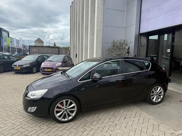 Zwart Gebruikt 2010 Opel Astra Cosmo Hatchback | € 6.950 (Eerlijke prijs) - Afbeelding 1/4