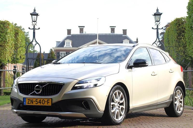 Bruin Gebruikt 2019 Volvo V40 CC Stationwagen | € 17.895 (Eerlijke prijs) - Afbeelding 1/4