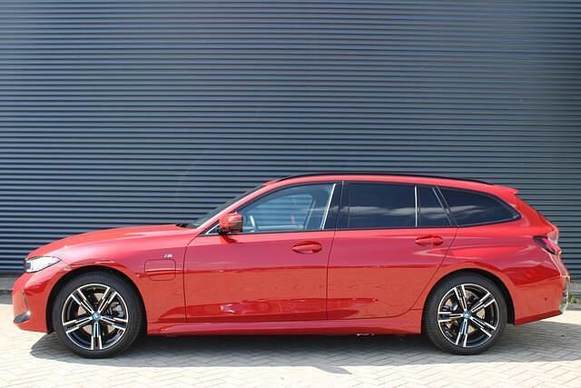 Occasion BMW 330 M Sport 109 PK (80 kW) 2024 Rood Stationwagen