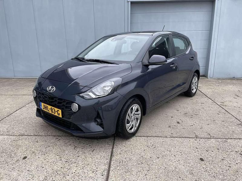 Grijs Gebruikt 2021 Hyundai i10 Comfort Hatchback | € 16.250 (Eerlijke prijs) - Afbeelding 1/4