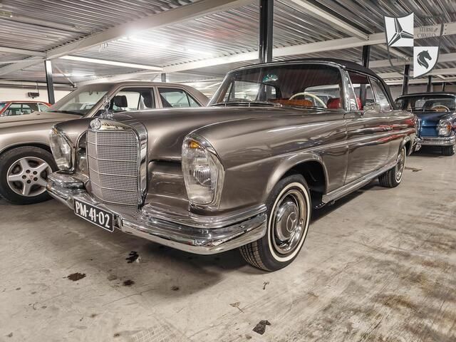Grijs Gebruikt 1963 Mercedes W111 SE | € 179.500 - Afbeelding 1/4