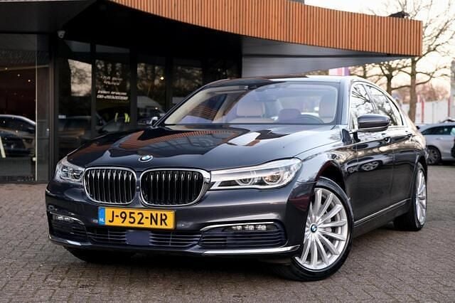 Grijs Gebruikt 2015 BMW 740 Executive Sedan | € 28.900 (Super prijs) - Afbeelding 1/4