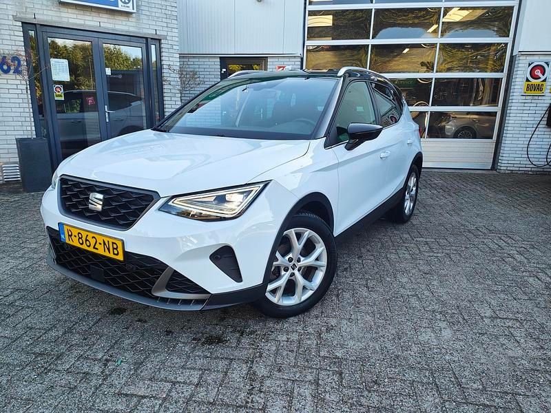 Wit Gebruikt 2022 Seat Arona FR SUV | € 24.250 (Eerlijke prijs) - Afbeelding 1/4