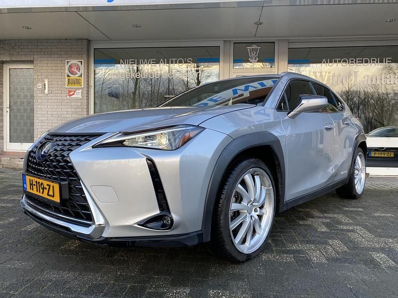 Grijs Gebruikt 2019 Lexus UX Business Edition SUV | € 23.950 (Eerlijke prijs) - Afbeelding 1/4