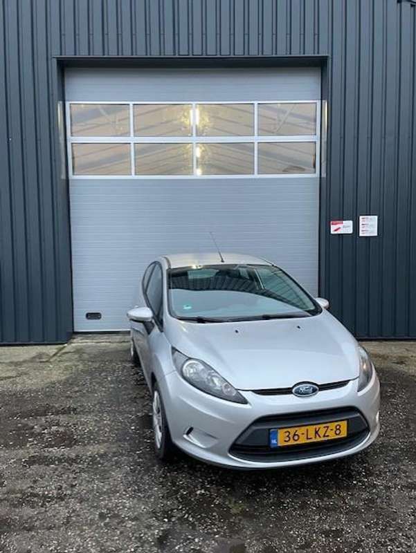 Grijs, metallic lak Gebruikt 2010 Ford Fiesta Limited Hatchback | € 1.995 (Goede deal) - Afbeelding 1/4