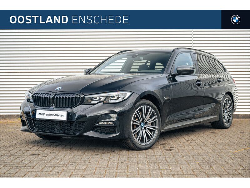 Zwart Gebruikt 2022 BMW 330e Executive Stationwagen | € 37.750 (Eerlijke prijs) - Afbeelding 1/4