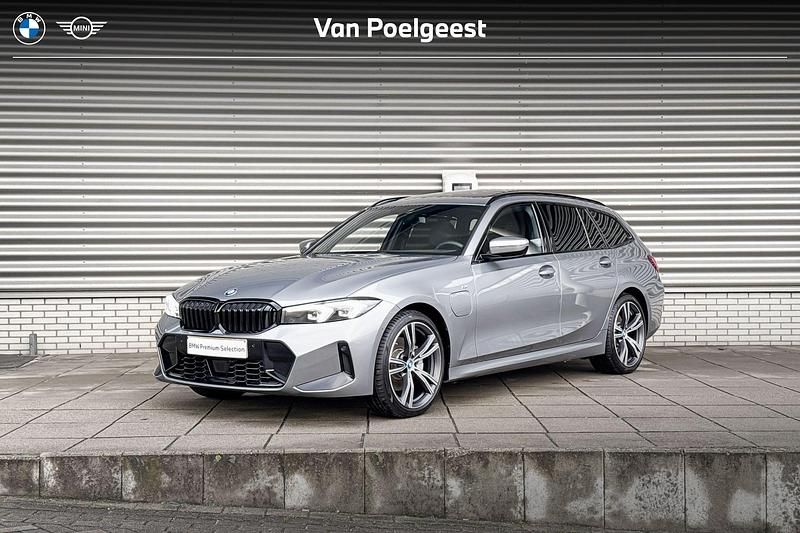 Skyscraper grey metallic (grijs metallic) Occasion 2024 BMW 320e M Sport Stationwagen | € 46.900 (Eerlijke prijs) - Afbeelding 1/4