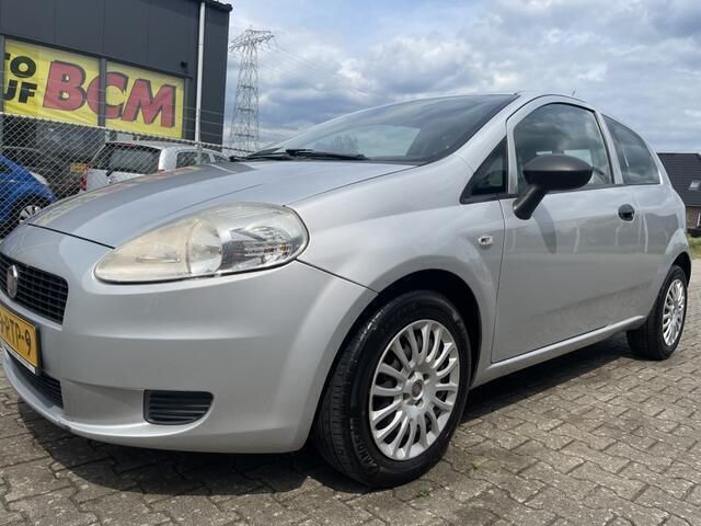 Grijs Gebruikt 2011 Fiat Grande Punto Hatchback | € 1.499 (Eerlijke prijs) - Afbeelding 1/4