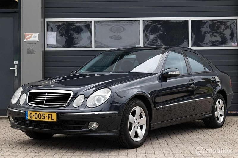 Zwart, metallic lak Gebruikt 2003 Mercedes E320 Avantgarde Sedan | € 7.450 - Afbeelding 1/4