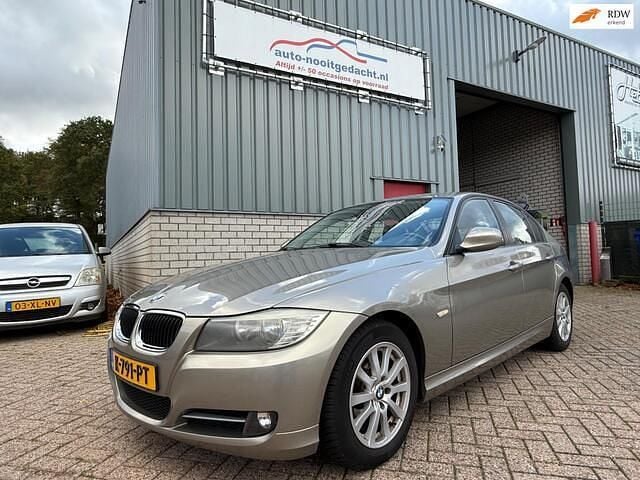 Bruin Gebruikt 2011 BMW 318 Luxury Line Sedan | € 6.495 (Eerlijke prijs) - Afbeelding 1/4