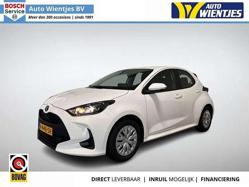 Wit Occasion 2022 Toyota Yaris Hybrid Active Hatchback | € 18.450 (Super prijs) - Afbeelding 1/4