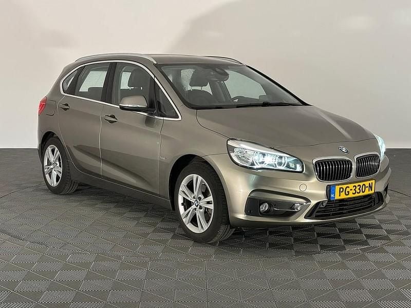 Grijs, metallic lak Gebruikt 2017 BMW 218 Active Tourer Executive MPV | € 19.900 (Eerlijke prijs) - Afbeelding 1/4
