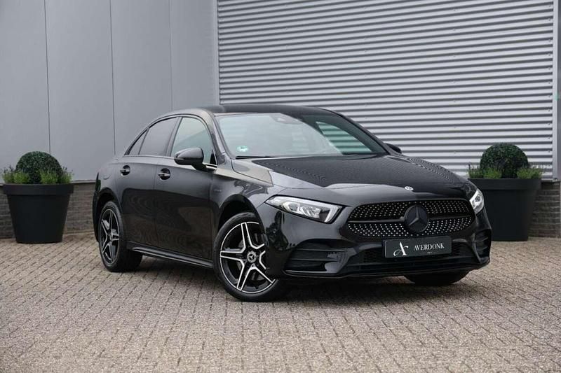 Zwart Gebruikt 2021 Mercedes A250 AMG Sedan | € 28.490 (Eerlijke prijs) - Afbeelding 1/4