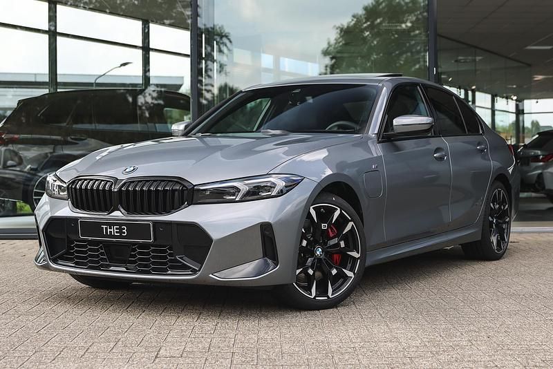 Grijs Nieuw 2025 BMW 330e M Sport Sedan | € 69.598 (Eerlijke prijs) - Afbeelding 1/4