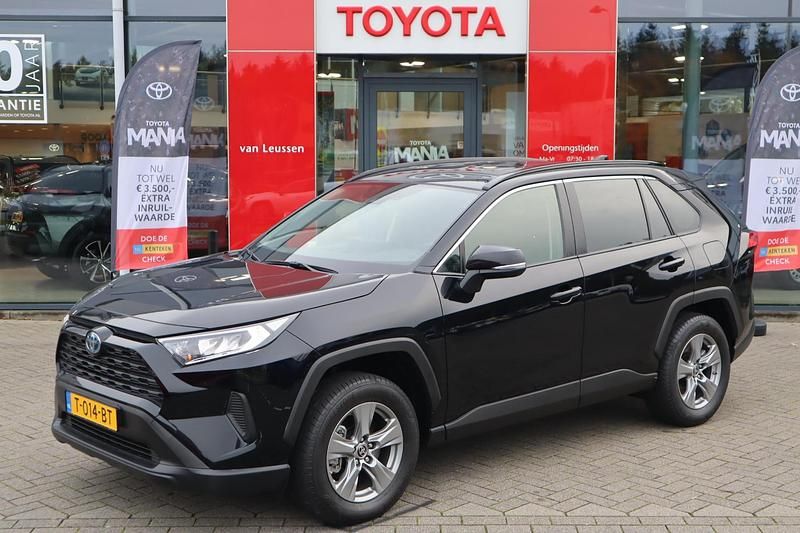 Zwart Occasion 2023 Toyota RAV4 Hybrid SUV | € 36.400 (Super prijs) - Afbeelding 1/4