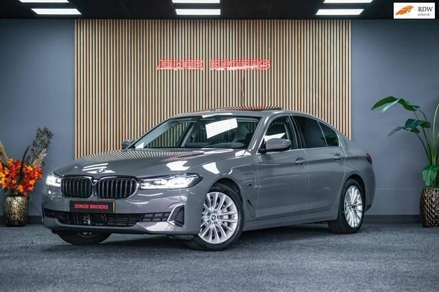 Grijs Gebruikt 2022 BMW 530e Executive Sedan | € 35.950 (Super prijs) - Afbeelding 1/4