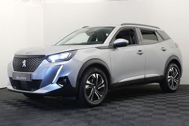 Grijs (metallic) Gebruikt 2021 Peugeot 2008 Allure SUV | € 15.999 (Goede deal) - Afbeelding 1/4