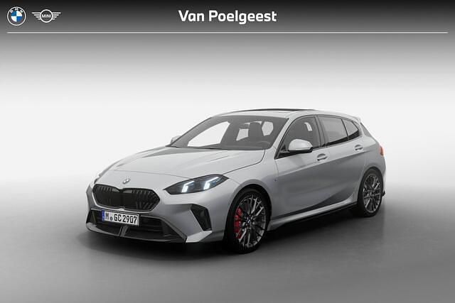 Skyscraper grey metallic (grijs metallic) Nieuw 2025 BMW 120 M Sport Hatchback | € 54.935 (Eerlijke prijs) - Afbeelding 1/4