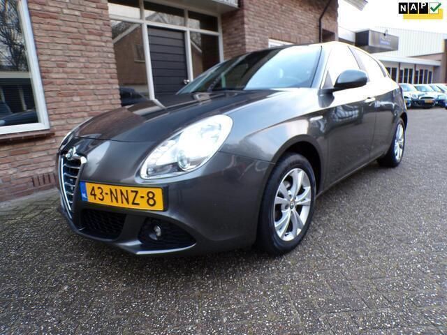 Grijs, metallic lak Gebruikt 2010 Alfa Romeo Giulietta Distinctive Hatchback | € 5.900 (Eerlijke prijs) - Afbeelding 1/4