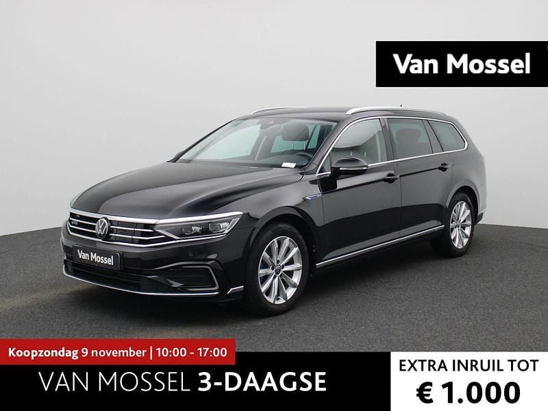 Zwart Gebruikt 2023 VW Passat GTE Stationwagen | € 32.700 (Goede deal) - Afbeelding 1/4